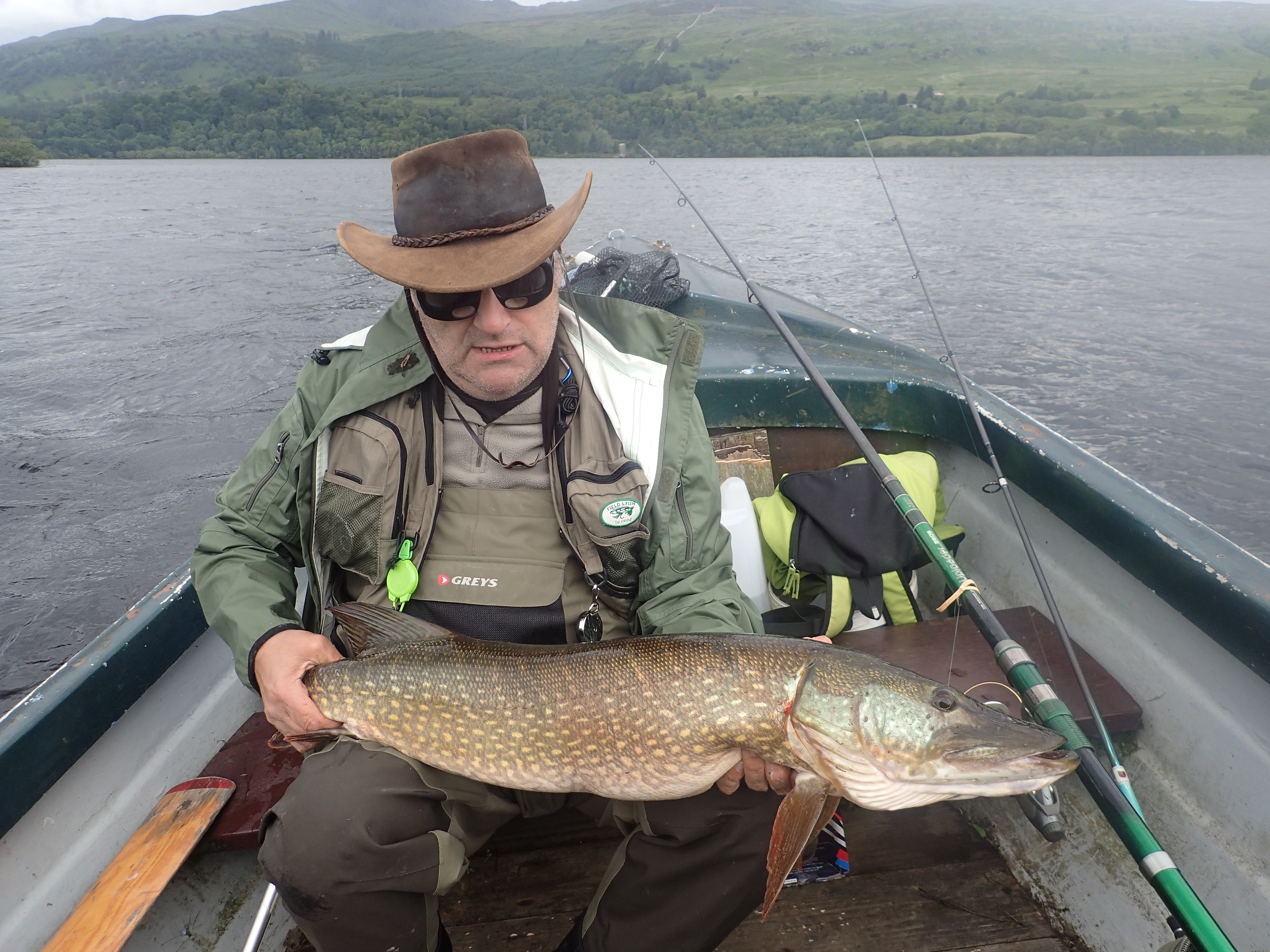 Book a fishing guide for pike fishing in France